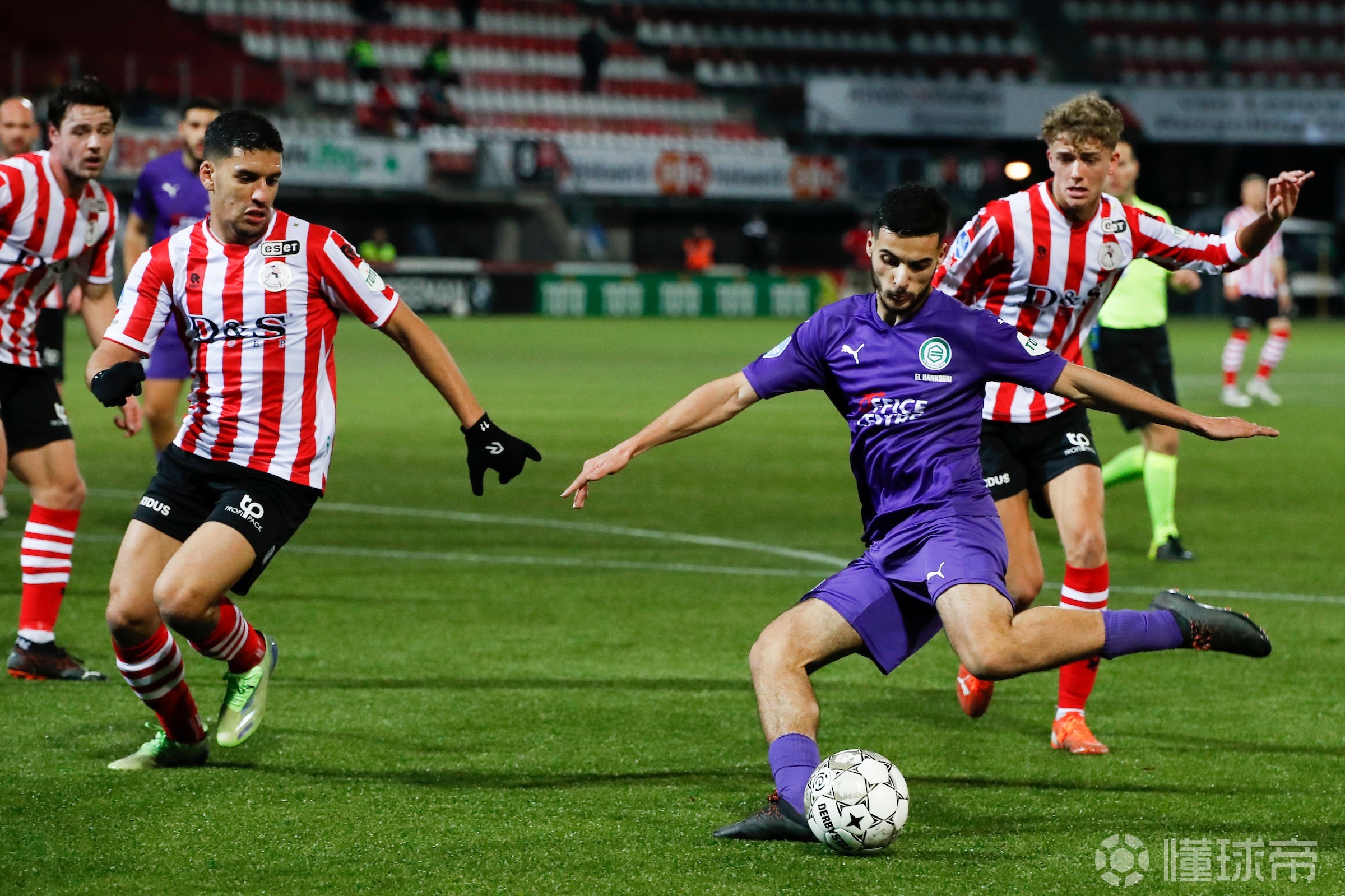 包含广东宏远围绕荷甲调整名单北京首钢围绕荷甲豪取连胜，媒体一致点评：深圳男篮加时末段防线松动的词条